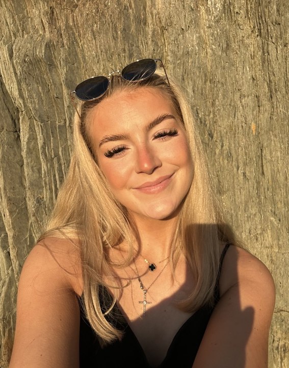 Woman's 'break up' tummy ache turns out to be ovarian cancer