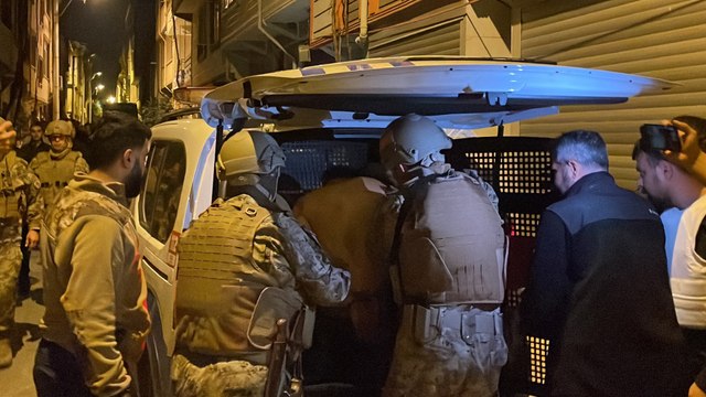 Polis ekibine, evinin penceresinden silah doğrultan şüpheli, operasyonla yakalandı