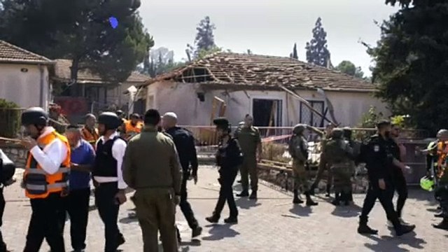 فرق الطوارئ في موقع سقوط صاروخ لحزب الله في صفد الإسرائيلية