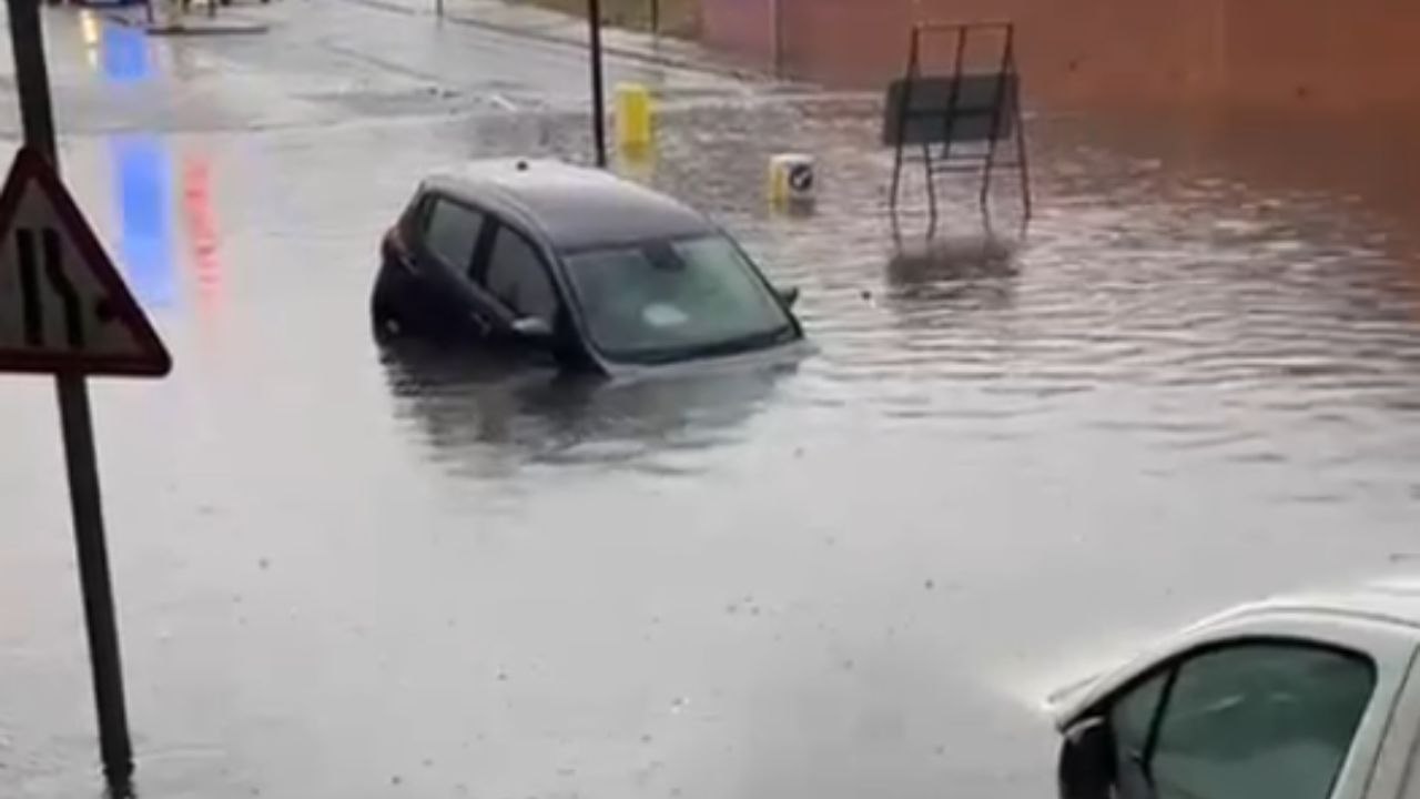 Vehicles nearly submerged in floodwaters as residents of Dunstable face severe flooding