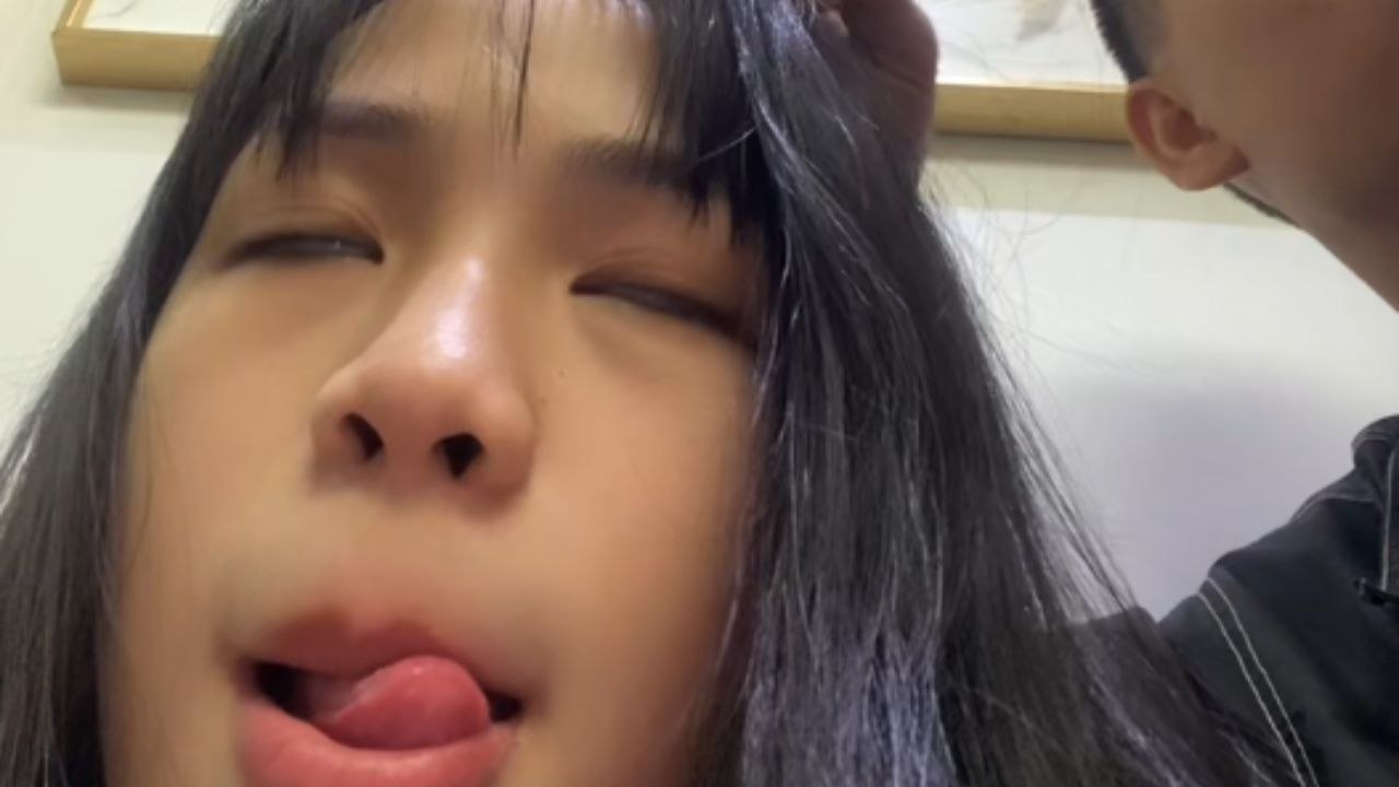 Woman is not a fan of her 'Hair-Cracking' sessi...