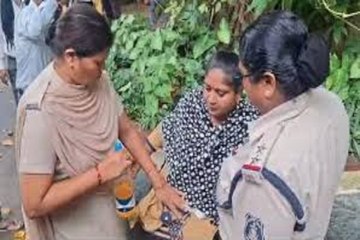 CG News: पेट्रोल और माचिस लेकर कलेक्टोरेट पहुंची महिला, देखें घटना का वीडियो...