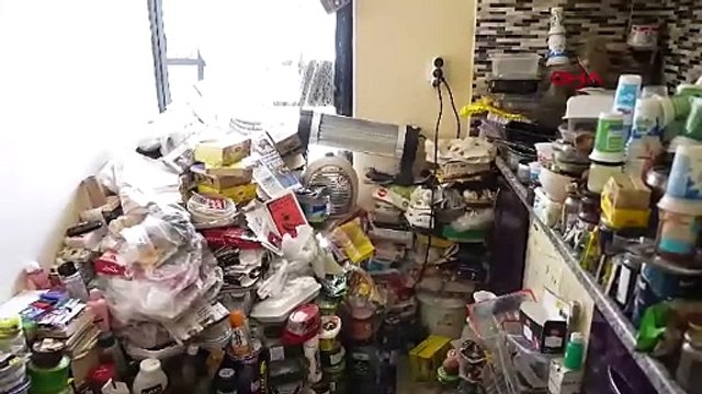 Antalya'da evden kamyon dolusu çöp çıkarıldı