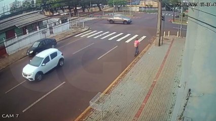 Por outro ângulo: adolescente é atingida por Renault Clio enquanto atravessava a rua em patinete elétrico