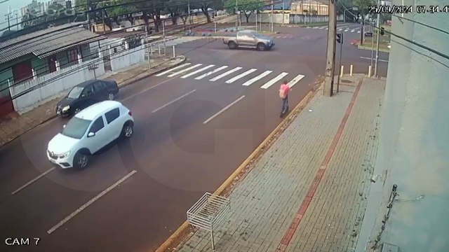 Por outro ângulo: adolescente é atingida por Renault Clio enquanto atravessava a rua em patinete elétrico