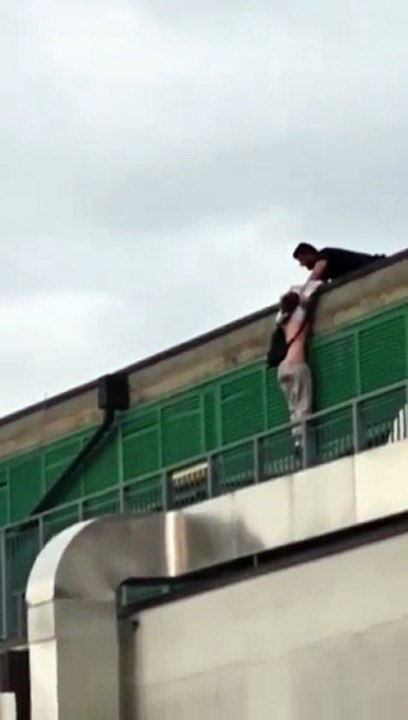 Ferrara, poliziotto salva donna dal suicidio