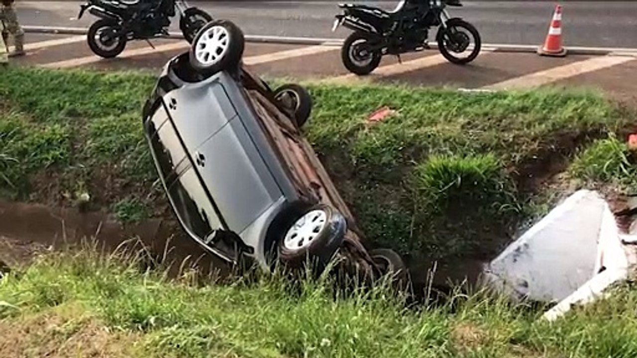 Mulher fica ferida ao capotar carro na BR-277, em frente à Mascarello