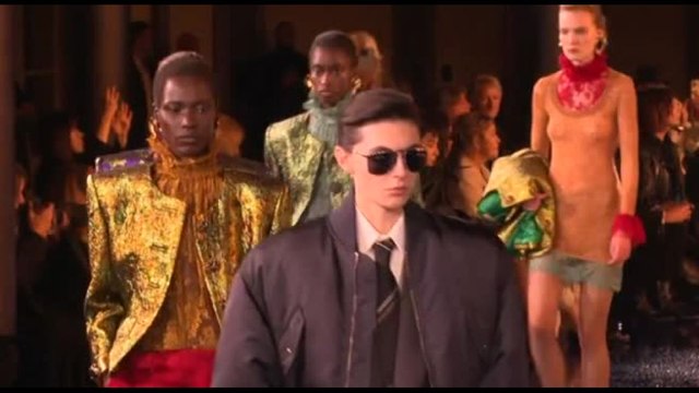 Moda, a Parigi ritorno agli anni '80 per Yves Saint Laurent
