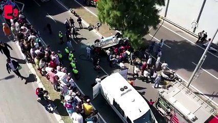 İzmir'de otomobil alt geçide düştü: Üç kişi öldü, iki ağır yaralı