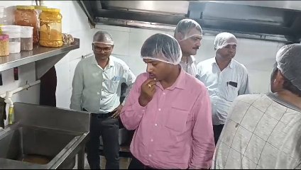 योगी सरकार के निर्देश के बाद प्रशासन सख्त,कई रेस्टोरेंट का अधिकारियों ने किया निरीक्षण