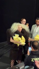 Sorpresa en estreno de 'Joker': Lady Gaga repartió pipocas al público