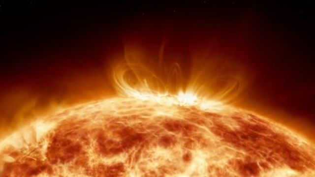 Earth to Be Hit by Solar Storm Tomorrow! Stunning Auroras Expected