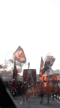 Hinchas de Flamengo le dieron una acalorada despedida al plantel que viajó este martes a Montevideo