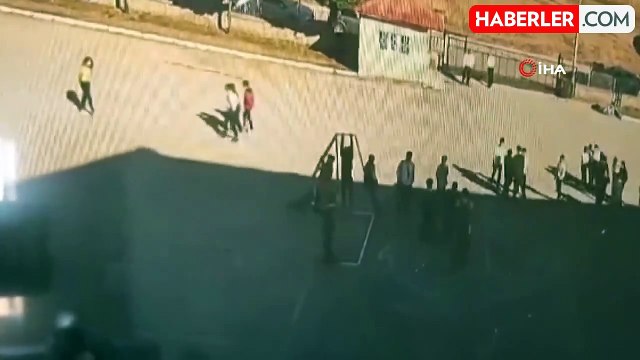 Tatvan'da Deprem Sonrası Okullar Tedbir Amaçlı Boşaltıldı