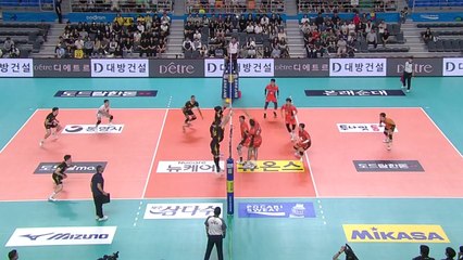 대한항공, 현대캐피탈 누르고 조 1위로 준결승 진출 / YTN