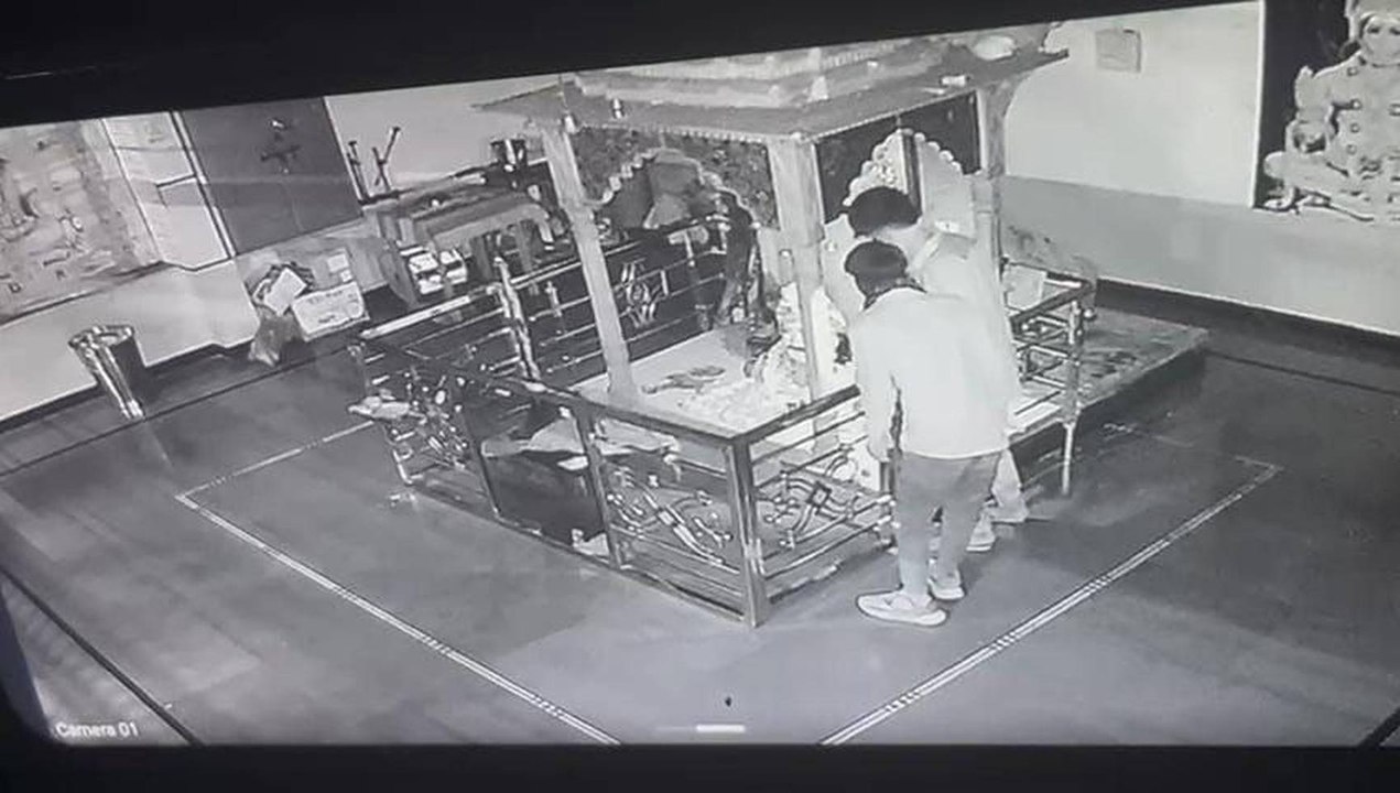 मंदिर में चोरी की घटना सीसीटीवी कैमरे में कैद हुई