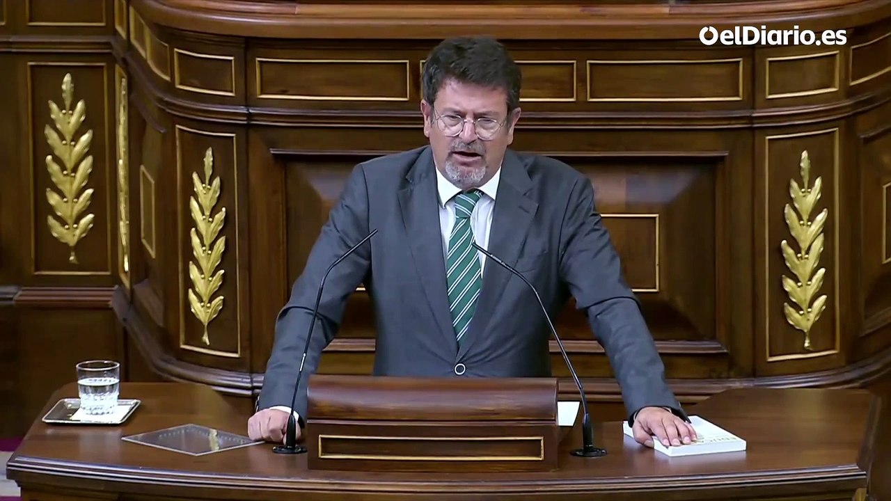 Vox: "Los niños no sabrán nada de Cervantes ni de Galdós, pero se acordarán muy bien de los cuentos narrados por transexuales disfrazados de sota de bastos con aspecto satánico"