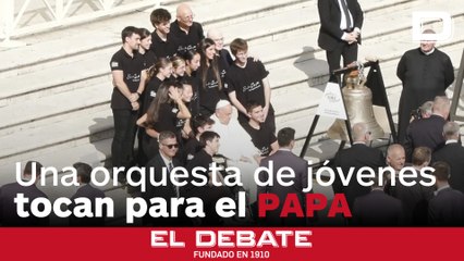 Una orquesta formada por doce jóvenes con sordera tocan «We Are the Champions» ante el Papa