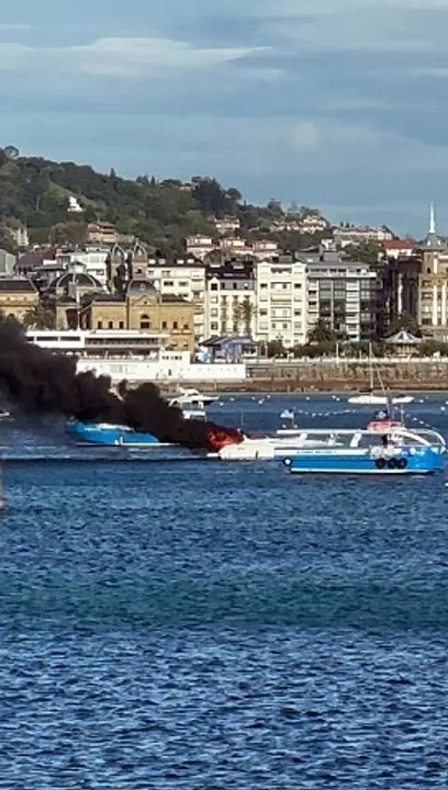 Arde un barco en la bahía de La Concha