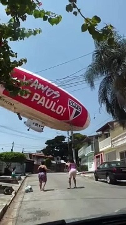 Dirigível contratado pelo São Paulo cai em casa e deixa pessoas feridas