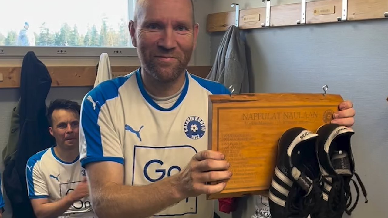 Wörtlich genommen: Finnischer Fußballer hängt Schuhe an den Nagel