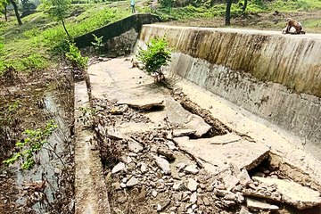 एनिकट से पानी का हो रहा रिसाव, नहीं संभाला तो ....  देखें वीडियो ....