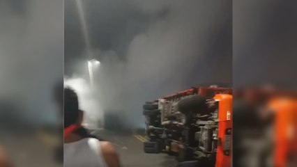 Camión que transportaba químicos volcó en la vía Buga - Buenaventura