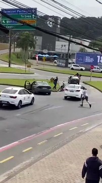 Motoristas param trânsito com briga e BMW fica destruída em Blumenau; veja vídeos