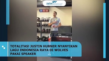 KEREN! JUSTIN HUBNER NYANYIKAN LAGU INDONESIA RAYA DI WOLVES PAKAI SPEAKER