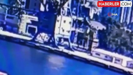 İzmir'de Araç Denize Düştü, Anları Kamerada