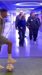 Ronaldinho se queda alucinado tras el caño de un aficionado: su reacción es para verla