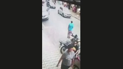 Homem 'pula moto' e escapa de acidente em São Vicente; Veja o vídeo