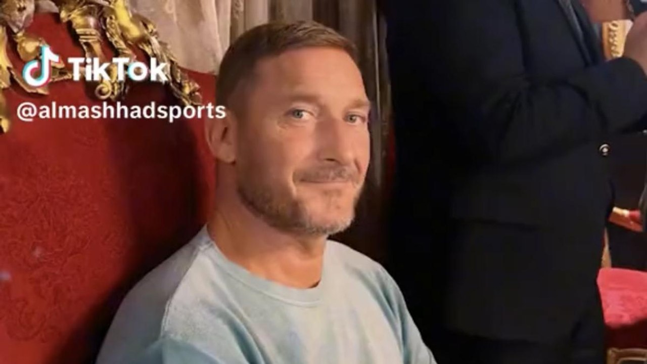 Francesco Totti ospite d'onore a un pranzo di gala in Egitto: ecco le facce buffe del Capitano