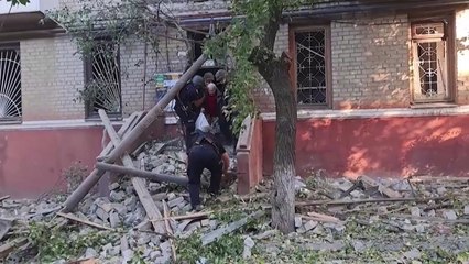 우크라 동부 아파트에 러 폭탄...14명 사상 / YTN