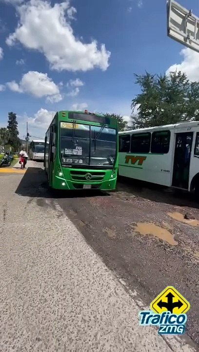 Así luce la lateral de Periférico Sur pasando la avenida Colón causan tráfico en sentido hacia López Mateos