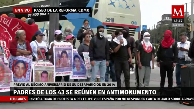 Familiares de los 43 desaparecidos de Ayotzinapa se reúnen en el antimonumento de la CdMx