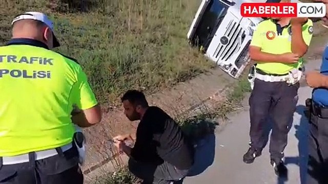 Polis, devrilen tır sürücüsüne su ikram ederek teselli etti