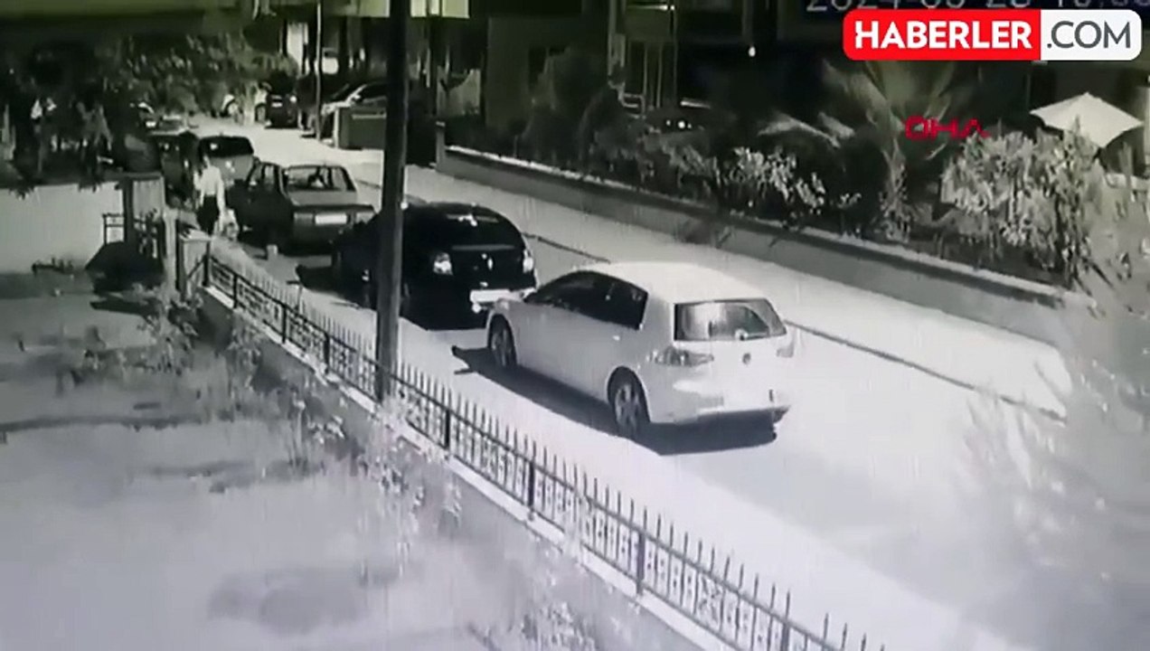 Dehşet anı kamerada: Genç kadını önce takip etti ardından sırtından bıçakladı