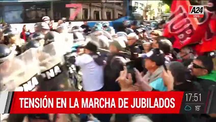 FORCEJEOS ENTRE MANIFESTANTES  Y LA POLICÍA