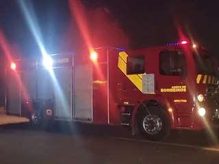 Bombeiros combatem incêndio em vegetação no Loteamento Veredas
