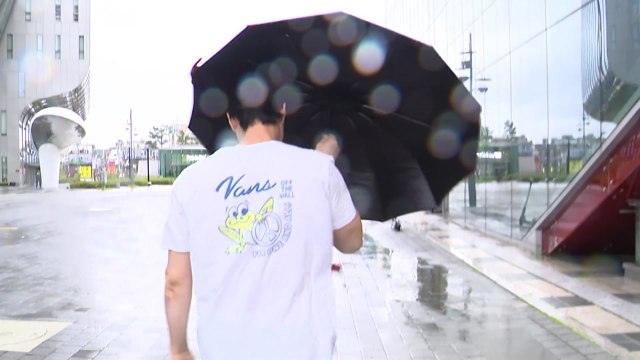 [날씨] 오늘도 한낮 늦더위 계속...곳곳 요란한 소나기 / YTN