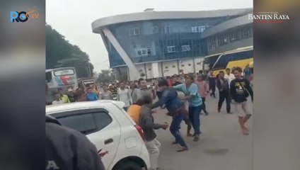 NEKAT TARIK MOBIL DI TERMINAL, MATEL DAPAT SALAM OLAHRAGA DIKEROYOK WARGA