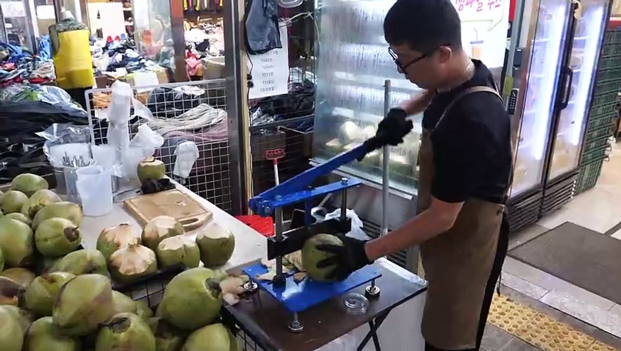 Selling 1,000 Coconuts a day!! Fast & Professional Coconut cutting masters - Korean street food