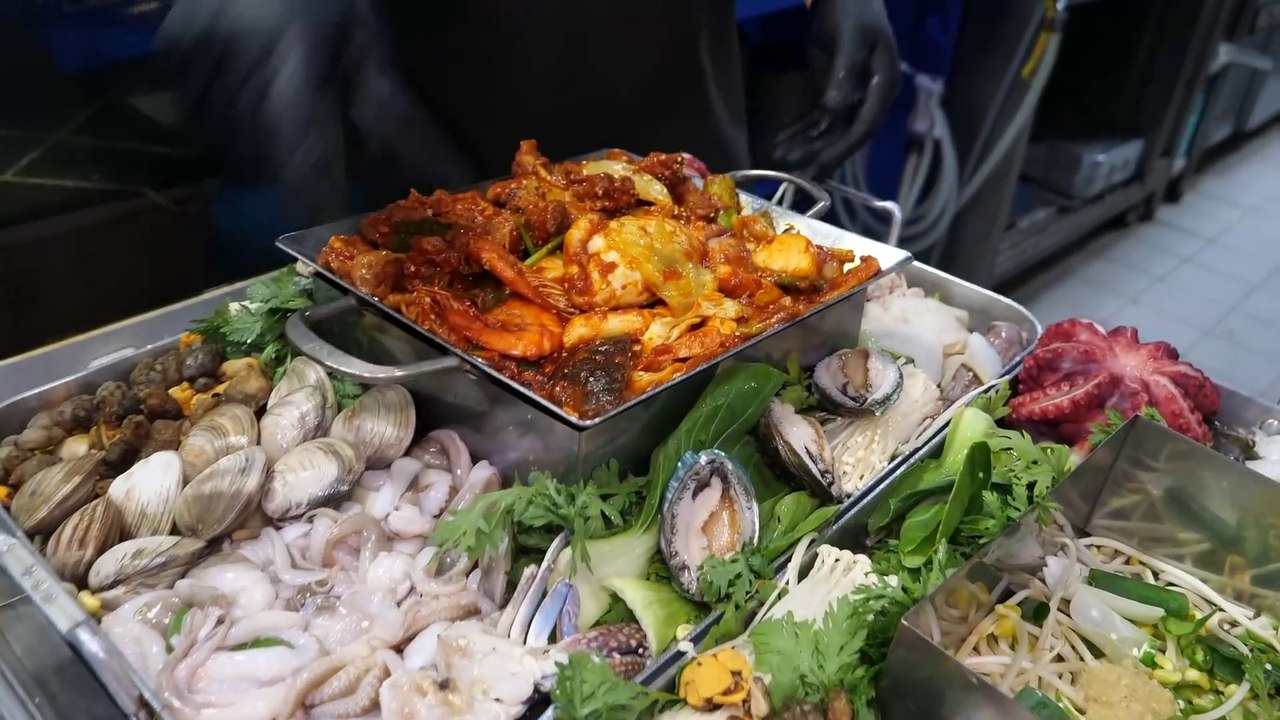 Using 10 tons of seafood per month! Giant seafood stew with spicy beef ribs - Korean street food