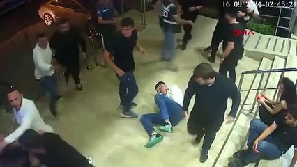Eğlence Merkezinde Alınan Fazla Hesaba İtiraz Eden 2 Arkadaşın Dövülmesi Kamerada
