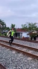Satpam buru-buru lari ketika Kereta Api melintas langsung