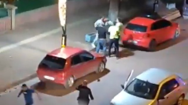 Polise mukavemet gösterip, silah çektiler; olay kamerada