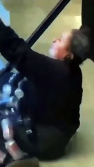 En pleine danse envoûtante, elle se saisit de la porte du frigo et voilà qu'il tombe sous le charme d'une telle scène !