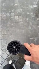 Découvrez cette astuce incroyable pour garder vos pieds au sec tout en marchant !