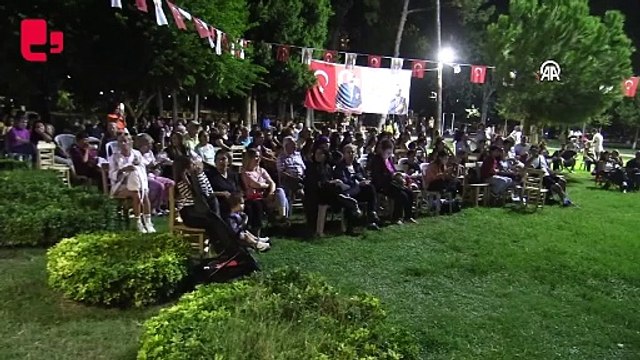 31. Uluslararası Adana Altın Koza Film Festivali'nde halk, açık hava sinemasında film izledi